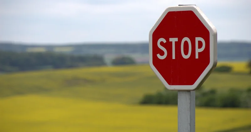 Quel est le coût d'un panneau de signalisation ? Les vrais chiffres, sans fard