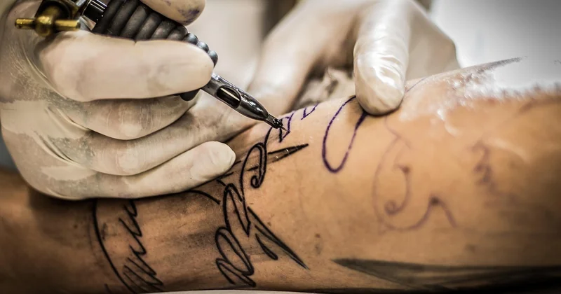Pourquoi « formation tatoueur » veut dire deux choses très différentes
